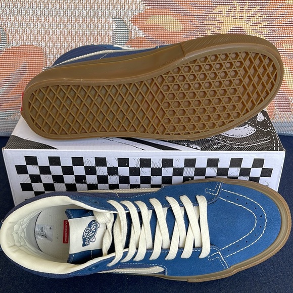 Vans Men’s Skate Sk8-Hi
Suede Gum Dark Denim
VN0A5FCCDDN
Sneakers - Picture 3 of 16